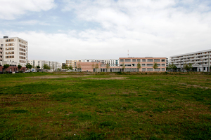  Ebenfalls im Betrieb, eine kleine Perle in der ansonsten eher drögen Bahn(Wohn)stadt, das Schul- und Bürgerzentrum B3 am Gadamerplatz (Datscha Architekten, Stuttgart) 