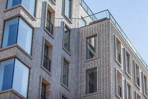  Die Fassade zeichnet sich durch viele architektonische Details aus. Zum Beispiel die einzigartige Maße des Gebäudes sowie die Kombination von vertikalen und horizontalen Verbänden. 