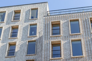  Die Kombination von langen und kurzen Ziegeln von Randers Tegl, trägt zu einer ausdrucksstarken Fassade bei. 