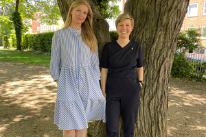  Heftpartnerinnen Maria Hirnsperger und Angie Müller-Puch vor einem Baum stehend 