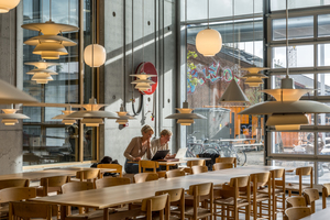  Recycling und Reuse waren zwei Aspekte, die den Architekten besonders am Herzen lagen. So wurden beispielsweise die Louis-Poulsen-Lampen sowie Tische und Stühle der alten Schule in der neuen Cafeteria genutzt. Auch ein Großteil der Regale sowie der Holzkonstruktion in der Bibliothek stammt aus einem Altbestand. Zudem wurde unter anderem der in Dänemark zulässige Anteil von Recyclingbeton verbaut 