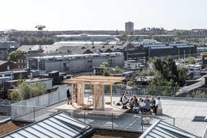  Auf dem Gebäude entstanden drei große Dachterrassen, die von den Studierenden als informelle Kommunikationsflächen gut angenommen werden 