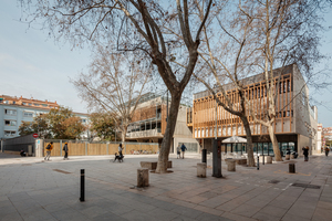  Die bestehende Grundschule wurde saniert und um zwei Neubauten ergänzt. Eine reduzierte Materialpalette mit Holz und Beton fasst das dreiteilige Ensemble stimmig zusammen 