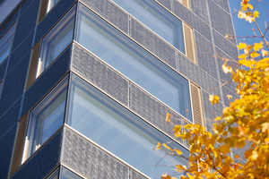  Neben den Closed Cavity Elementen verfügt die Fassade des AUE in Basel über vorgehängte Photovoltaik-Module  