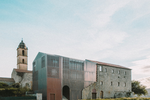  Die Architektin, Amelia Tavella, hat die vorgefundenen Ruinen erhalten und mit dem Neubau zum ursprünglichen Volmen ergänzt – das allerdings deutlich sichtbar, die reflektierende Neubaufassade ist außen mit zum Teil perforierten Kupferblechen verkleidet 