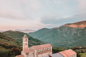  Das 1480 erbaute Klos-ter Saint-François stand, zum Teil zerstört, lange verlassen im Landesinneren von Südkorsika, bevor es für die Bevölkerung revitalisiert wurde 