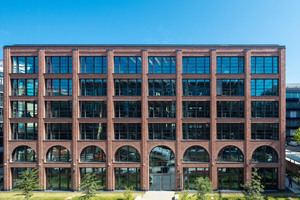  Eine vertikal geprägte, profilierte Klinkerfassade und eine doppelbogige Sockelzone über zwei Stockwerke prägen die Fassade des M8. Die Verarbeitung mit Klinker stellt einen Bezug zur industriellen Vergangenheit des Münchner Stadtviertels Berg am Laim her. Hier gab es früher Lehmvorkommen und viele Ziegeleien. 44 Rundbögen fassen Erdgeschoss und erstes Obergeschoss zusammen. Die darüber liegenden Geschosse sind horizontal in der Fassade markiert, die aus rot-braunen Klinkern der Hagemeister-Sortierung Arnheim BU bestehen 