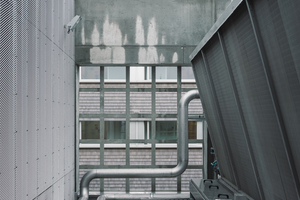  Die Rückkühler für das Rechenzentrum wurden hinter der Gitterstruktur der rückseitigen Fassade versteckt, damit war auf dem Dach Platz für weitere PV-Elemente 