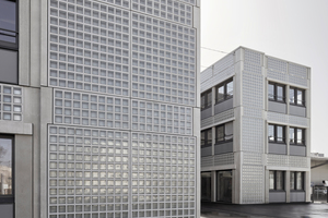  Bereits am bestehenden WWZ-Bau an der Chollerstrasse finden sich stirnseitig jene Glasbausteine, die auch den Neubau von Boltshauser Architekten prägen (hier die Eingangsseite) 