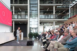  Im Foyer des ­Solarlux Campus: Architekt:innencharaktere 