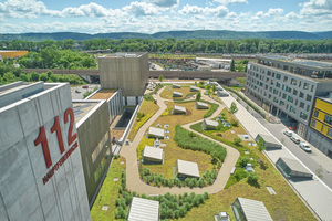  Auf dem Dach der Fahrzeughalle entstand eine über 4 000 m² große, modellierte Dachlandschaft, abwechslungsreich gestaltet mit extensiver und intensiver Begrünung. Zum Schutz der wurzelfesten Abdichtung wurden lose und überlappend die BauderGREEN FSM 600 Faserschutzmatten verlegt, darauf, als Wasserspeicher- und Dränschicht, das druckbelastbare BauderGREEN DSE 60 Drän- und Speicherelement mit einer Noppenhöhe von 60 mm und einem Wasserspeichervermögen von 17 l/m². Unter dem Belag der verschlungenen Wege wurde die DSE mit einer Noppenreihe Überlappung verlegt und in zwei Schichten gefüllt: zunächst mit Lava 0/32, darauf mit Lava 0/8 für die Ebenheit. Auf diesem tragfähigen Unterbau wurde in Handarbeit ein fester, aber wasser- und luftdurchlässiger Bodenbelag eingebaut 