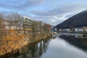  Ohne Unterkellerung ist das Emser Thermenhotel hoch genug gelegen, dass es bei Hochwasser sicher am Ufer steht. Über einen Bademantelgang erreichen die Gäste die benachbarte Therme 