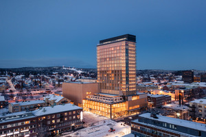  Weithin sichtbar erhebt sich das Hotel The Wood über der Stadt. Hier ist der Name Programm für fast das gesamte Gebäude, das von White Arkitekter entworfen wurde. Sie zeichnen auch für die Innenarchitektur verantwortlich 