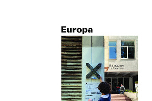  Über das CoverAuch ein Teil von Europa: Die ukrainische Architekturhochschule Kharkiv School of Architecture musste die Institution nach Lviv evakuieren. Hier wird das Logo der Schule am neuen Ort befestigt Foto: Viktoriia Chumak 
