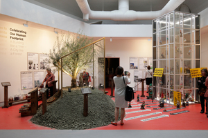  „Celebrating our human Footprint. A Building like a Tree – A City like a Forest“, Statement Michael Braungarts auf der Architekturbiennale Venedig 2016, kuratiert von Alejandro Aravena. Die Installation steht auf einem recycelbaren Vinylboden mit phthalatfreier Technologie … Das wäre heute nicht mehr mit Michael Braungart zu machen 