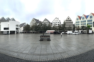  Das Münster im Rücken: links Richard Meiers Stadthaus („Elefanten-Klo“, so Erwin Müller), rechts das umgebaute „Abt“ 