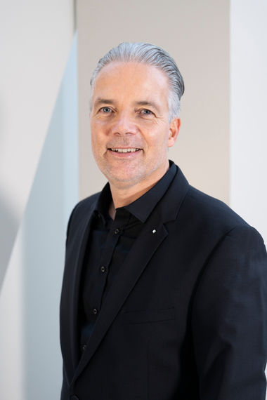  <div class="BT_Vorspann"><strong>Dipl.-Ing. Architekt Christoph Schild</strong></div><div class="BT_Vorspann">Präsident des BDB, Bund Deutscher Baumeister, Architekten <br />und Ingenieure</div><div class="BT_Vorspann">Christoph Schild absolvierte eine Tischlerlehre im Yacht-Innenausbau <br />und studierte in Hamburg Architektur. Er ist als Architekt beim Staatlichen Baumanagement Lüneburger Heide tätig und ist seit 2019 Präsident <br />des BDB.</div><div class="BT_Vorspann"><strong>www.baumeister-online.de</strong></div> 