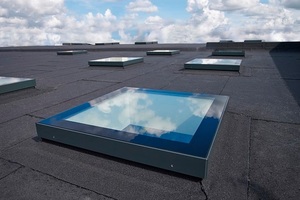  Modular Rooflights – hier in der Ausführung als Monolights – sind millimetergenau konfigurierbare Flachdachfenster von VELUX Commercial für Dächer mit einer Neigung von 0-15 Grad. 