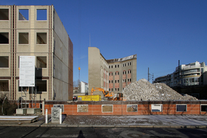 „Rückbau und Beräumung“ steht auf der Bautafel am Schiffbauer Damm, Berlin. Da wäre was gegangen im ­Bestand, leider 1A-Lage! 