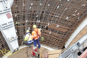  Handarbeit bei Wind und Wetter: Rödeldrahtreste vor der Betonierung aufräumen 