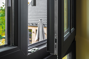  Um den gewünschten Industrielook zu realisieren, entschieden sich die Architekt:innen für das innovative Fensterprofil SOFTLINE 82 von VEKA mit der Oberflächenveredelung VEKA SPECTRAL in Graphit-schwarz Ultramatt. Es handelt sich um ein 6-Kammer-Mitteldichtungssystem mit einer Bautiefe von 82 mm und einem hervorragenden Dämmwert. Auch ihre Haptik unterscheidet sich von herkömmlichen Fenstern. Die Profile vermitteln beim Berühren ein samtiges Gefühl und werden damit den hohen qualitativen wie auch gestalterischen Ansprüchen des Hotels gerecht 