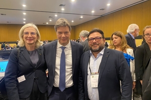  Andrea Gebhard, Präsidentin der BAK, und Gerardo Fonseca, Vizepräsident des Brasilianischen Architektenverbandes zusammen mit Bundeswirtschaftsminis­ter Robert Habeck 