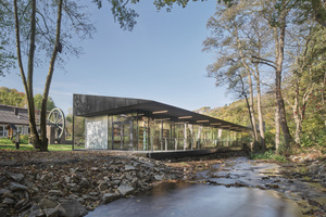  Das neue Gebäude liegt eingebettet in einem langgezogenen Tal und markiert den Eingang zum Freilichtmuseum 