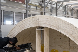  In der Fertigung: Die Kerto Laminated Veneer Lumber (LVL) Platten werden vorgebogen in Lagen verleimt 