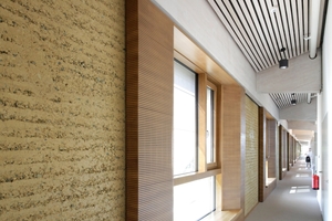  Lehmbau ist meist noch Handwerk: Innen-/Außenwand aus Stampflehmelementen bei Alnatura (haascockzemmrich, Stuttgart) 