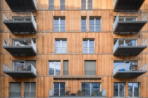  Im Holzhaus Linse in Berlin von Scharabi Architekten, Berlin, trifft eine frei auskragende Balkonkonstruktion aus Stahl auf massiven Holzbau. 