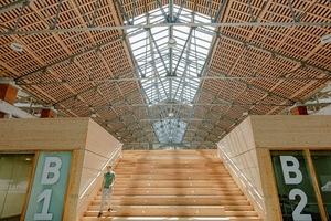  1.000 m² Verglasungssysteme verwandeln die historischen Gebäude Les Halles Latécoère “La Cité” in einen modernen Bürokomplex. 