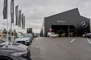  Das Ziel des Bauherrn und des Planungsteams war eine nachhaltige Erneuerung, bei der die Charakteristik des Gebäudes und der industriellen Architektur erhalten blieb. Das innovative Auto-Center bietet nun auf 6.200 m2 etliche Highlights wie das für Kenny’s typische, hauseigene Café mit Barista oder eine Erlebnisauslieferung mit Sternenhimmel und Nebelmaschine. 