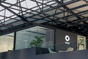  Die industrielle Dachkonstruktion mit integrierten GRILLODUR®-Tageslichtsystemen ist ein besonderer Blickfang in der sanierten Industriehalle. 