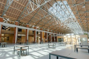  Moderner und lichtdurchfluteter Co-Working-Space: „La Cité“, die sanierten Halles Latécoère in Toulouse, Frankreich, mit Stufen-Sattel-Lichtbändern des Systems VELUX Modular Skylights.  