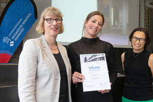  v.l.: NHW-Geschäftsführerin Monika Fontaine-Kretschmer und 1.Preis-Trägerin Lea Jung mit Professorin Audrey Shimomura 