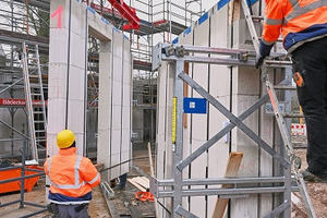  Die im Werk vorgefertigten Modulbauwände werden mittels Tieflader zur Baustelle transportiert. 