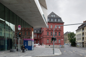  Kragt aus: der Neubau vor dem noch zu sanierenden Bestand 