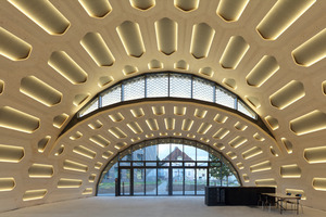  Die Halle, eine Konstruk­tion aus 127 unterschiedlichen Holzhohlkassetten, die über Kreuzschraubungen kraftschlüssig gefügt wurden, überspannt 200 m² Fläche. Im Zentrum das „Solar Gate“ 