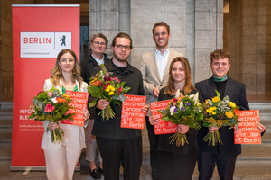  Die Preisträger:innen Elena Rhode, Fabian­ Schmerbeck, Jasmin Marie Hahn und Fabian Wilxmann gemeinsam mit Landeskonservator Dr. Christoph Rauhut und Senatsbaudirektorin Prof. Petra Kahlfeldt  