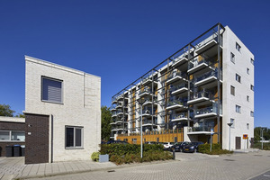  Ein beige-weißer Klinker sowie Holz sorgenfür ein freundliches, helles Fassadenbild, das das Konzept des Baus unterstreicht. 