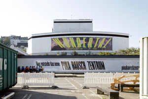  Seit 2013 geschlossen, u. a. wegen mangelndem Brandschutz: Schauspielhaus Wuppertal von 1966, Denkmal seit 2000, immer wieder mal eine Hauptrolle in absurden Abrissdiskussionen. Hier soll (und wird?) das Pina Bausch Zentrum angedockt werden 