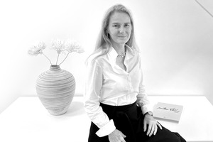  Als Leiterin des Matteo Thun MilanoBüros in München ist Karola Gröger verantwortlich für die Kuration, Kommunikation und Koordination aller Projekte, die vom deutschen Sitz des Studios ausgehen. Die Innenarchitektin arbeitet seit über zwei Jahrzehnten mit Matteo Thun an den großen Hospitality-Projekten in Deutschland 