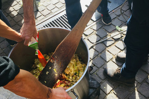  Kochen im öffentlichen Raum als diskursives Medium, hier mit O Allos Anthropos in der Athener Fußgängerzone, 2019 