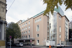  Hat etwas von einem Mehrgeschosswohnungsbau, Rückansicht Deutsche Oper am Rhein 