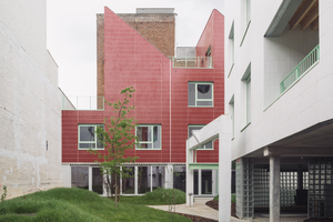  Auf einer vormals gewerblich genutzten Parzelle an der Place de la Duchesse de Brabant im Brüsseler Vorort Molenbeek wurde ein Bestandskomplex nach den Plänen von Notan Office einer Wohnnutzung überführt. 