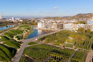  Beim Stadtquartier Neckarbogen Heilbronn, das als Stadtausstellung im Rahmen der Bundesgartenschau Heilbronn 2019 realisiert wurde, spielt das Element Wasser eine wichtige konzeptio­nelle Rolle. Einerseits profitiert das nachhaltige Quartier gestalterisch von zwei neuen Seen sowie der unmittelbaren Nachbarschaft zu Altneckar und Neckarkanal. Andererseits trägt ein nachhaltiges Wassermanagement dazu bei, den sparsamen Umgang mit der Ressource Wasser zu fördern 