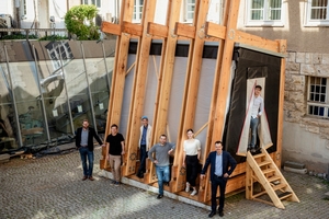  Projektbeteiligte vor dem Rohbau des Experimental­baus (v. l. n. r.): Henrik Hinterbrandner, Professur Werkstoffe des Bauens, Moritz Pollack, Professur Bauphysik, Hinnerk Utermann, Architekt, Alexander Benz, Professur Bauphysik, Lia Benetas, Professur Bauphysik, Prof. Dr.-Ing. Conrad Völker, Johannes Damm, Student der Architektur 