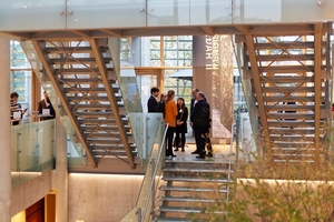  Die Netzwerkveranstaltung „WOOD WORKS. Sustainable Wood Construction from Finland and Germany“ fand im Felleshus, den Räumlichkeiten der Nordischen Botschaften in Berlin statt. 