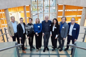  Die Referierenden v.l.n.r.: Dipl.-Ing. Josef Egle (Egle Sachverständige); Dr. Matti Kuittinen (Aalto University); Barbara Pfister (Ministerium für Ernährung, Ländlicher Raum und Verbraucherschutz Baden-Württemberg); Aylin Lundius (Scharabi Architekten); Anssi Lassila, (Office for Peripheral Architecture); Dr. Katharina Metz (EINSATEAM); Petri Heino (Finnisches Umweltministerium); Kari Laine (Business Finland). 