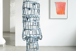  In der Ausstellung „Im Kreislauf der Schwerkraft“ in der Galerie Grölle kombinierte Dorothea Nold die Skulpturen mit ihren Zeichnungen 